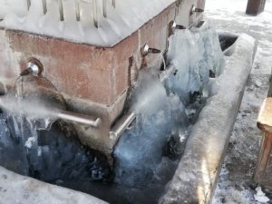 Erzurum’da duvarlar ve şadırvanlar buz tuttu