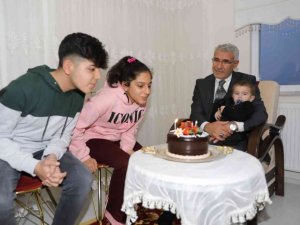 Başkan Güder’den yetim kardeşlere doğum günü sürprizi