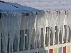 Çatılardaki buz sarkıtları 4 metreyi buldu