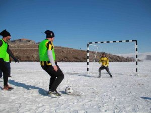Donan göl üzerinde futbol maçı