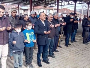 Eller semaya yağmur ve kar yağışı için açıldı