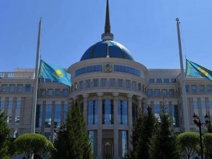 Kazakistan’da bayraklar yarıya indirildi