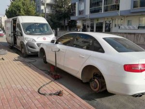 13 aracın lâstiklerini kesip, adının baş harflerini yazdı