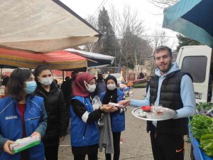 Manyaslı gençler esnaf ve vatandaşlara maske dağıttı