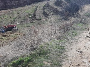 Devrilen traktörünün altında kalan adam hayatını kaybetti