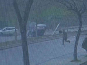 Ümraniye’de kaygan zeminde ağaç ve direğe çarpıp yola savruldu