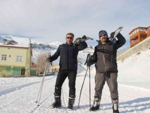 İspir Doğa Sporları Derneği üyeleri Ovit Dağı’nda kayak yaptı