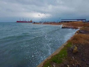Marmara Denizi ulaşımına poyraz engeli: Çok sayıda tekne limana bağlandı