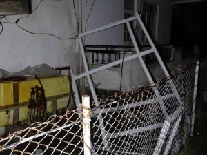 Şiddetli yağış ve fırtına evin balkonundaki PVC sistemini uçurdu