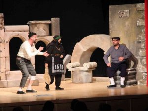 ‘Basilica Tası Gümüşten’ adlı tiyatro oyunu beğeni topladı