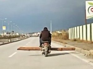 Motosikletiyle taşıdığını görenler gözlerine inanamadı