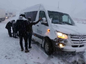 Yüksekova-Hakkari karayolunda onlarca araç mahsur kaldı