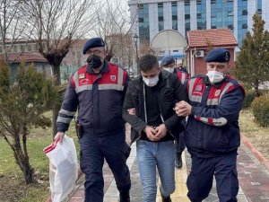 20 yaşındaki gencin katil zanlısı ile yeğenine yardım eden amca tutuklandı
