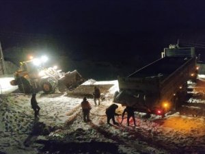 Yolda kalan araçların imdadına büyükşehir belediyesi yetişti