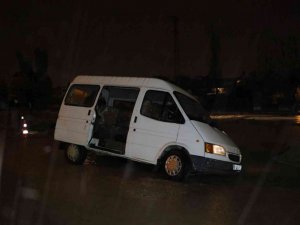 Adana’da sağanak yağış sebebiyle yol çöktü, bir araç mahsur kaldı