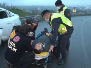 Kaygan yolda duramayan tır, otomobile çarptı: 1 kişi yaralandı
