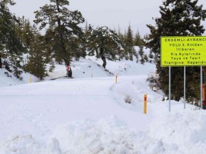 Yaz şehri Mersin’de 2022’nin ilk karı yolları kapattı