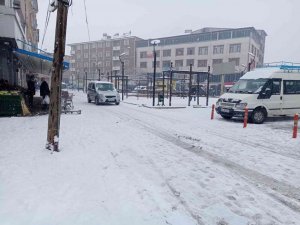 Tuzluca’da kar yağışı etkili oluyor