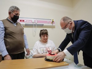 Başkandan çölyak hastasına doğum günü sürprizi