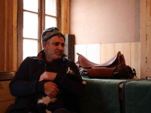 Göz bebeği yeşil kedi dikkat çekiyor