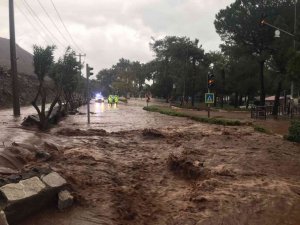 Marmaris’te aşırı yağış derenin istinat duvarını yıktı