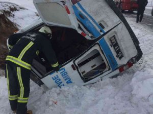 Hasta taşıyan ambulans yan yattı: 5 yaralı