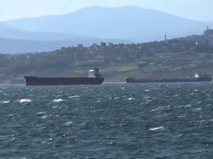 Karadeniz’de fırtına: Gemiler doğal limana sığındı