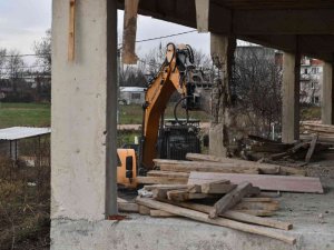 Kaçak işyeri inşaat aşamasında yıkıldı