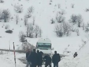 Karlıova ve Yedisu arasında çığ düştü