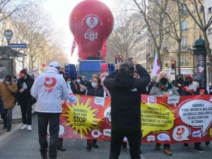 Fransa’da sağlık çalışanları sokağa indi