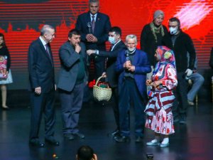 Cumhurbaşkanı Erdoğan: “Kendimiz olarak kalmak ve kendimiz olarak daha üste çıkmak mecburiyetindeyiz”