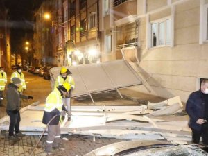 Kırklareli felaketi yaşıyor: Çatılar uçtu, dükkanların camları patladı, ağaçlar devrildi