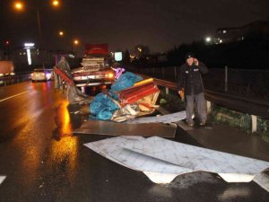 TEM’de 2 tır ve 1 kamyonetin karıştığı zincirleme kazada faciadan dönüldü