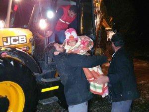 Bir anda yükselen suların ortasında kaldılar