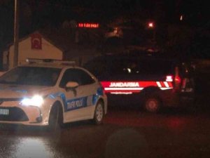 Başkent’te polis ekiplerinin aracını çalıp bir polisi levyeyle yaralayan şüpheli aranıyor