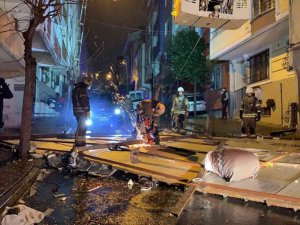 Bağcılar’da 4 katlı binanın çatısı uçtu, 2 araçta maddi hasar oluştu