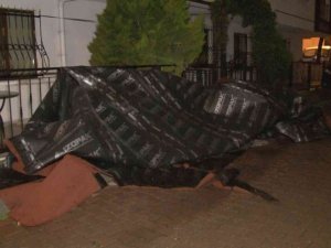 Avcılar’da anne ve kızı çatıdan uçan parçalardan son anda kurtuldu