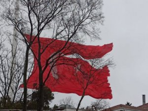 Çamlıca Tepesindeki Türk bayrağı fırtınanın şiddetiyle yırtıldı