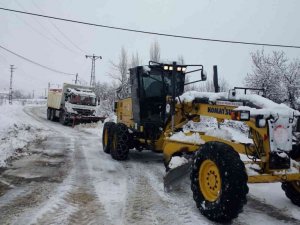 Mersin’de karla mücadele çalışması sürüyor