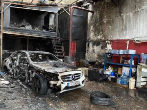 Maltepe’de araç bakım ve tamiri yapılan iş yerinde yangın