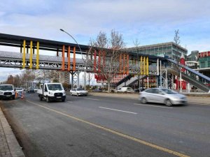 Başkent’e merdivenli ve asansörlü yeni yaya üst geçitleri