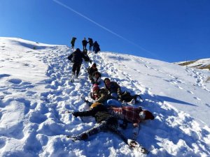Beden eğitimi dersinde küçük öğrenciler karın tadını çıkardı