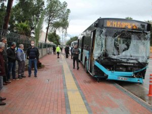 Freni patlayan şehiriçi yolcu otobüs kontrolden çıkıp  9 araca çarptı: 5 yaralı