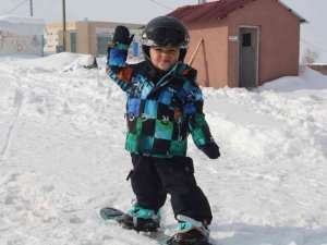 2 yaşındaki minikten snowboardculara taş çıkartan hareketler