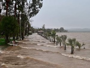 Köyceğiz Gölü taştı, Kordon’u su bastı