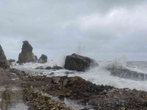 Karadeniz’de dev dalgalar oluştu