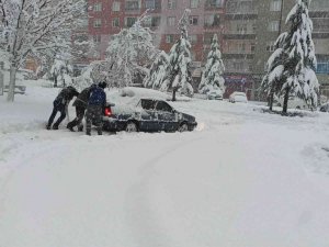 Konya’da kar yağışı hayatı olumsuz etkiliyor