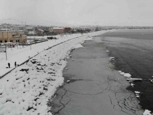 Van Gölü buz tuttu