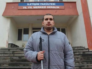 İletişim Fakültesi’nin tek görme engelli öğrencisi gazeteci olma yolunda