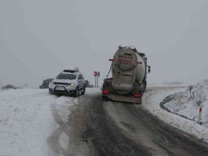 Çanakkale’de etkili olan kar yağışı sürücülere zor anlar yaşattı